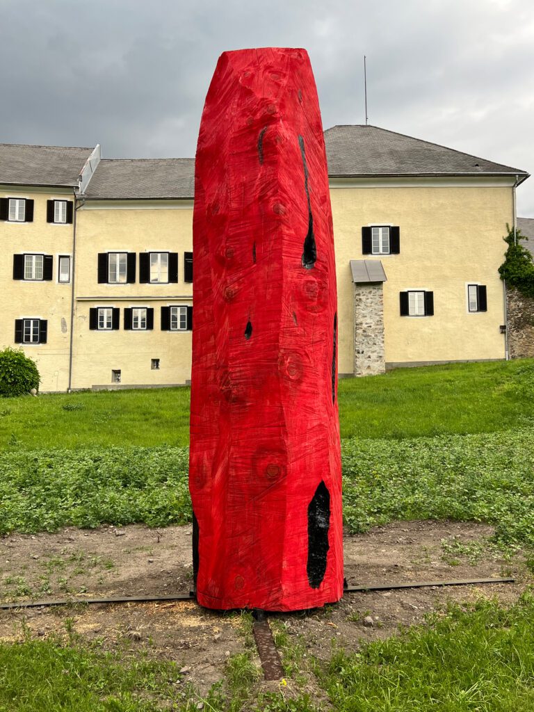 Holzskulptur, rot gefärbt, von Johann Ferilacher